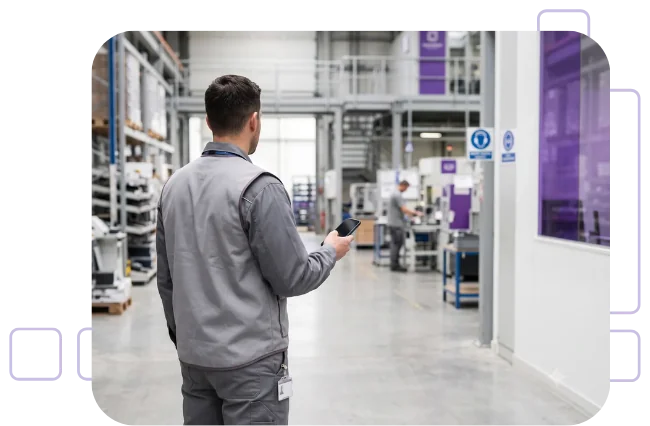 Empleado activando FirmaLaboral desde su celular en planta